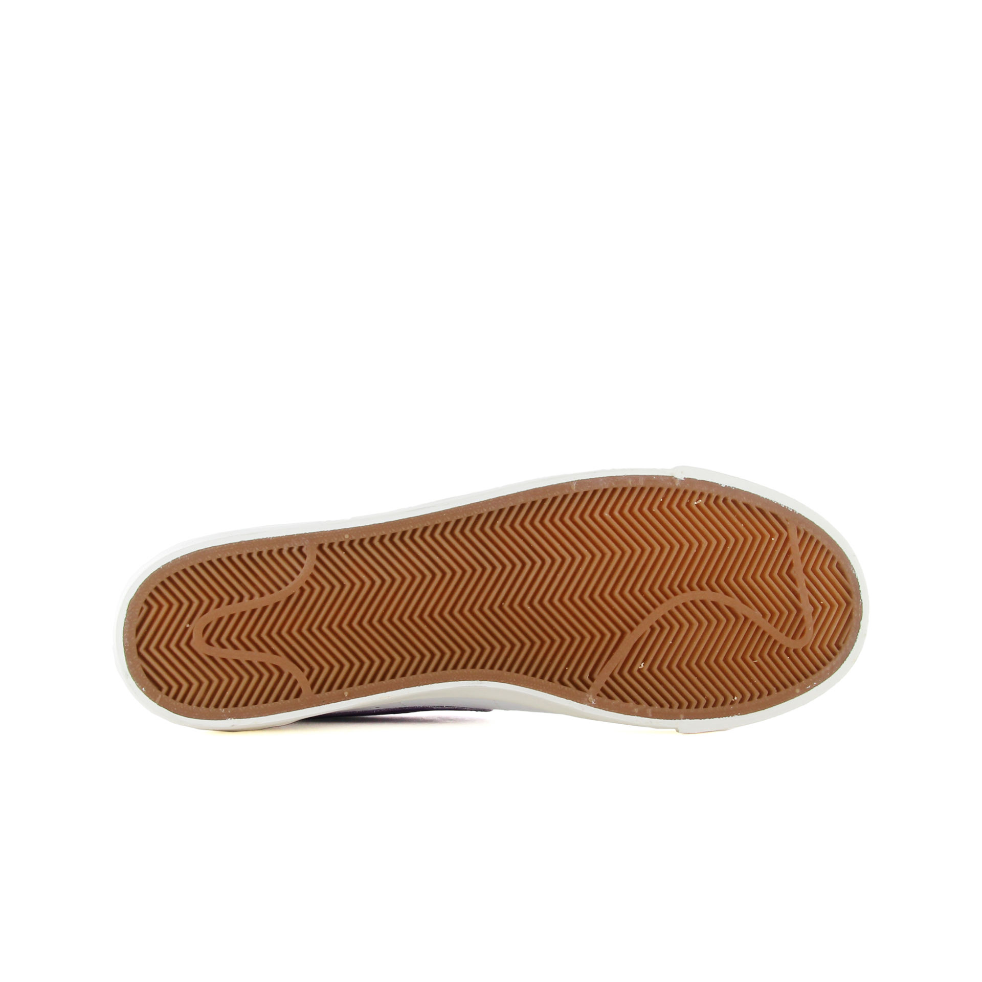 Nike Zapatillas Hombre Nike BLAZER LOW LEATHER vista frontal girada 45º Nike Zapatillas Hombre Nike BLAZER LOW LEATHER vista frontal girada 45º