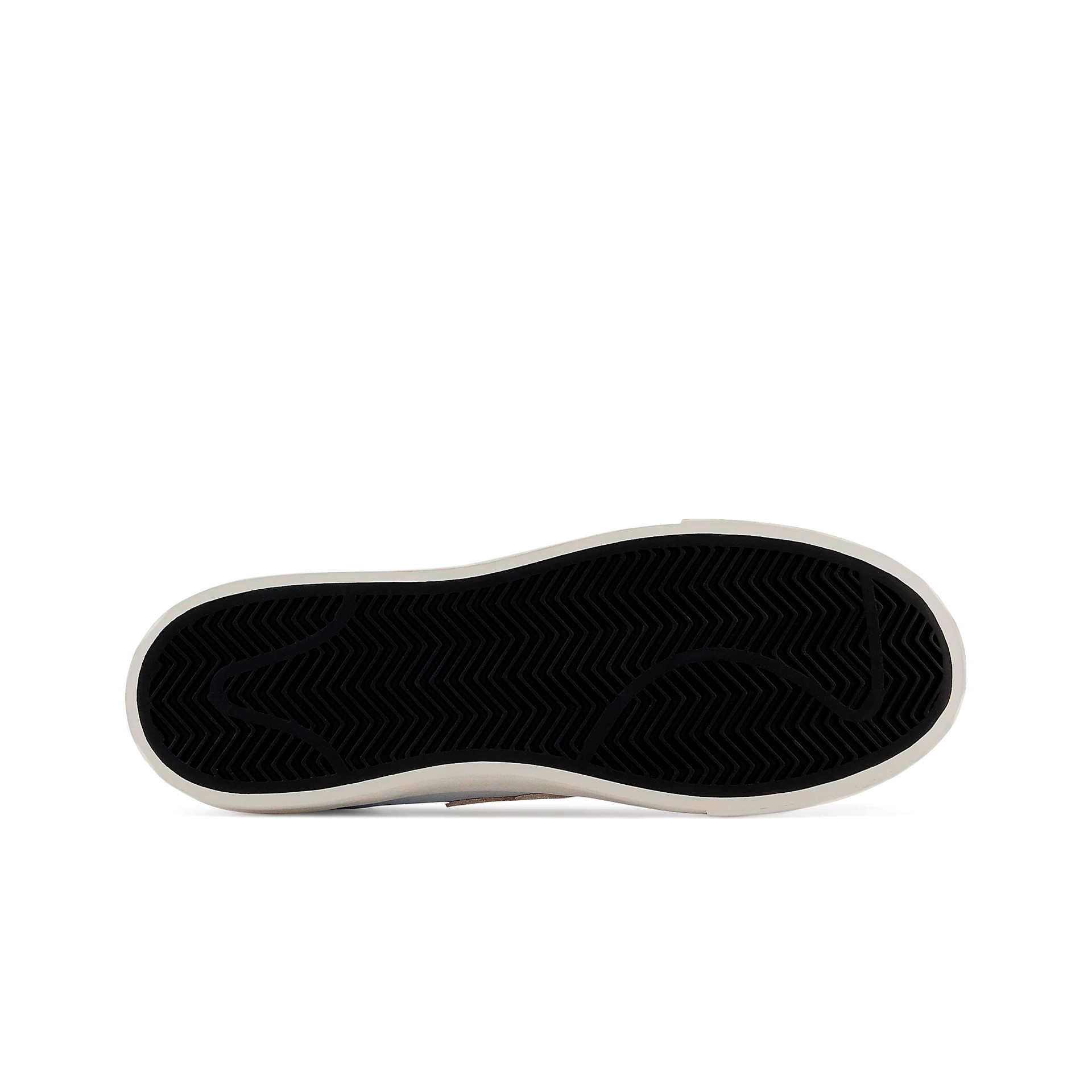 New Balance Zapatillas Hombre New Balance Retro Court 210v1 vista frontal girada 45º New Balance Zapatillas Hombre New Balance Retro Court 210v1 vista frontal girada 45º